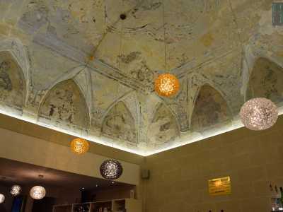 Le immagini vengono enfatizzate da una luce bianca soffusa piazzata su tutto il perimetro della volta...